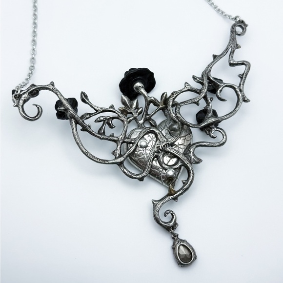 ❤️Alchemy of England The Blood Rose Gothic Red Heart Pendant Necklace - Picture 6 of 14